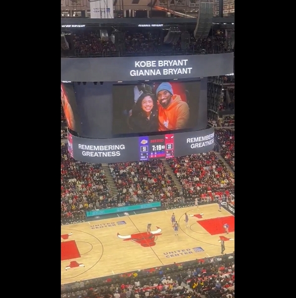 世界杯官方会员-❤️有心了！公牛主场大屏幕致敬科比和Gigi：缅怀伟大