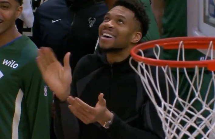 世界杯注册流程-亲兄弟连线！字母弟助飞字母哥哥空接暴扣 字母哥场下贼开心！